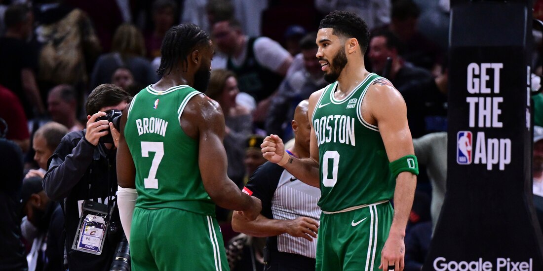 Jayson Tatum (0) felicita a Jaylen Brown (7), de los Boston Celtics, luego de la victoria sobre los Cleveland Cavaliers en el Juego 4 de la serie de segunda ronda en los playoffs de la NBA