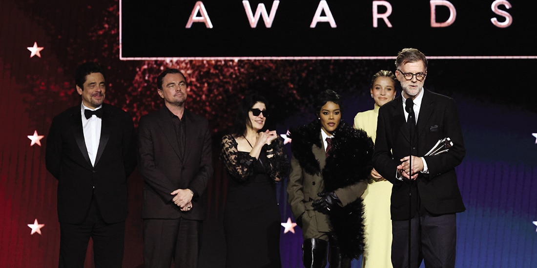 El director Paul Thomas Anderson, al recibir el galardón a Mejor Película, junto al elenco.