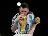 Lionel Messi besa la Copa del Mundo conquistada con Argentina tras la final del 18 de diciembre de 2022 ante Francia en Lusail, Qatar