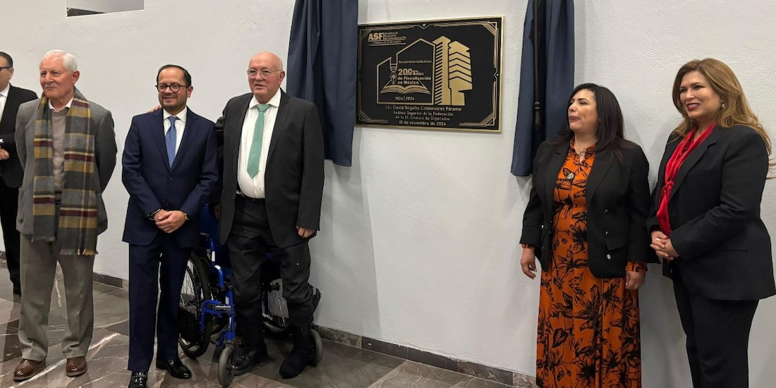 El auditor David Colmenares (3.o de izq. a der.), ayer, al develar la placa en la sede de la ASF.