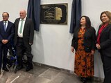 El auditor David Colmenares (3.o de izq. a der.), ayer, al develar la placa en la sede de la ASF.