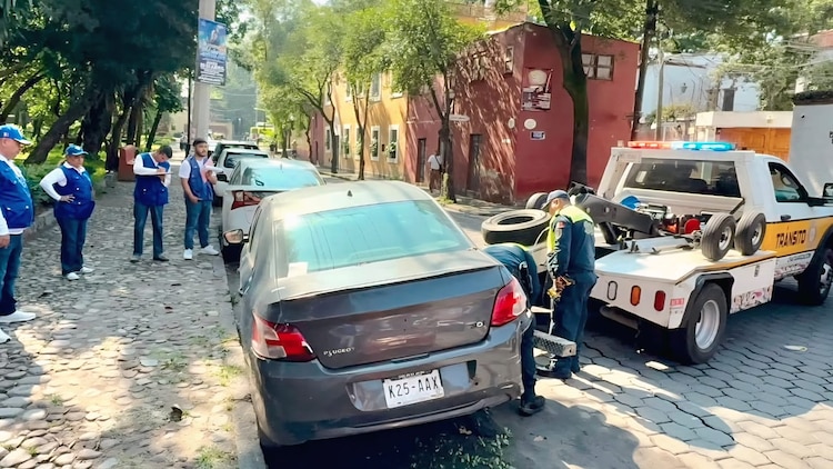 Personal de Control de Tránsito ubica unidades apercibidas para trasladarlas al depósito vehicular.