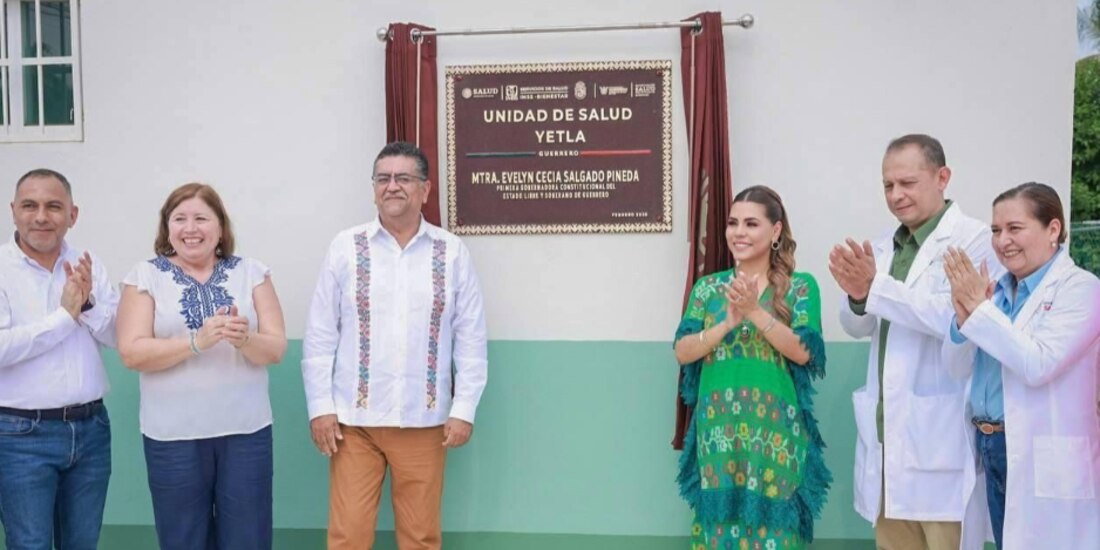 La gobernadora de Guerrero, Evelyn Salgado (de verde), ayer.