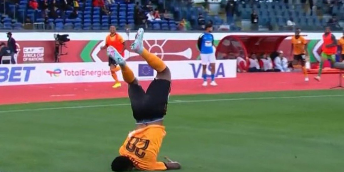 El acrobático festejo de Patson Daka no salió de la mejor manera en la Copa Africana de Naciones.