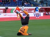 El acrobático festejo de Patson Daka no salió de la mejor manera en la Copa Africana de Naciones.