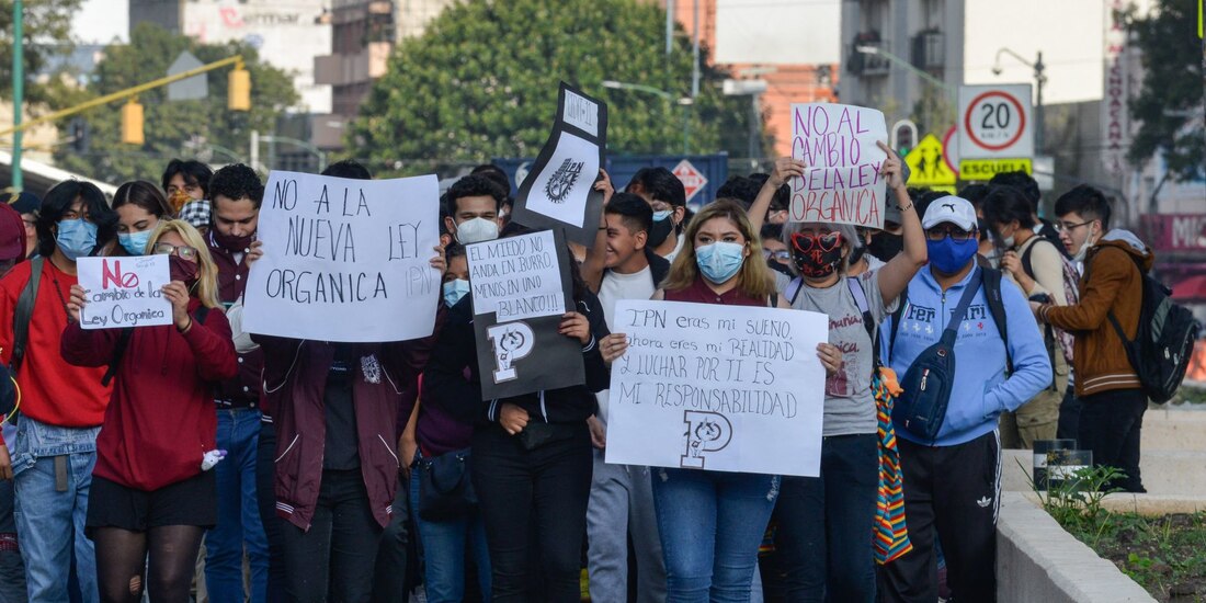 Estudiantes del Instituto Politécnico Nacional (IPN) realizaron una marcha que como protesta a las modificaciones a la Ley Orgánica de este instituto