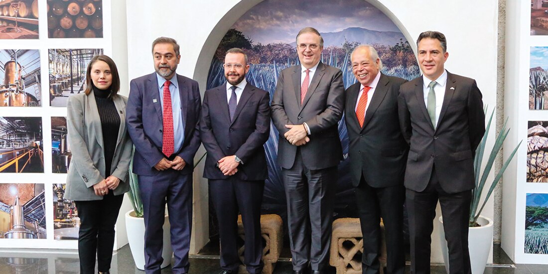 Autoridades y representantes del sector tequilero, ayer al término del evento “Tequila y Origen”.