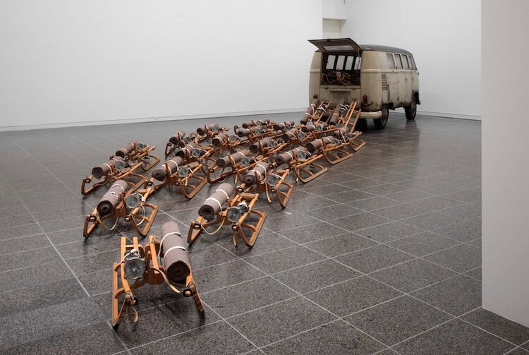 La manada, instalación, grasa, fieltro, linternas, 1969.