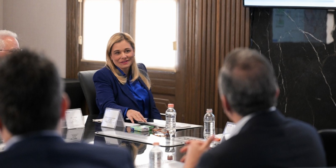 Maru Campos analiza con empresarios proyecto de semaforización para la ciudad de Chihuahua.