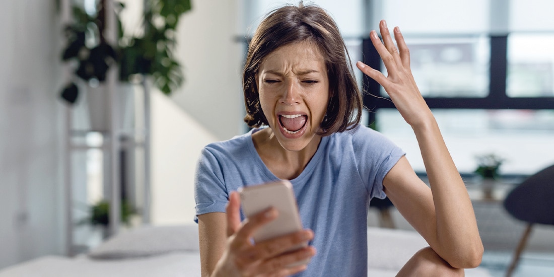 MUJER grita después de ver un video que no le gustó en sus redes sociales.