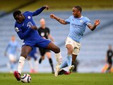 Kurt Zouma, del Chelsea, y Raheem Sterling, del Manchester City, el pasado 8 de mayo en el encuentro entre ambos clubes en la Jornada 35 de la Premier League.