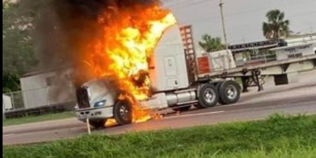 Camión incendiado en Tabasco, la mañana de este viernes.