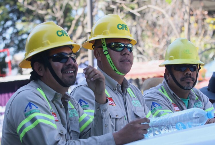 Trabajadores de la CFE.