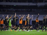 Futbolistas de los Pumas, al término del partido contra el América en el Azteca.