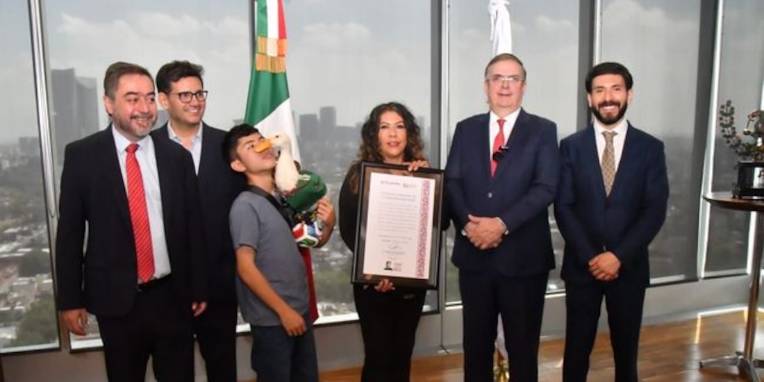 IMPI y SE entregan a Karla Ivette y familia constancia de inicio de trámite para registrar propiedad intelectual del pato "Merlin".