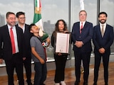 IMPI y SE entregan a Karla Ivette y familia constancia de inicio de trámite para registrar propiedad intelectual del pato "Merlin".