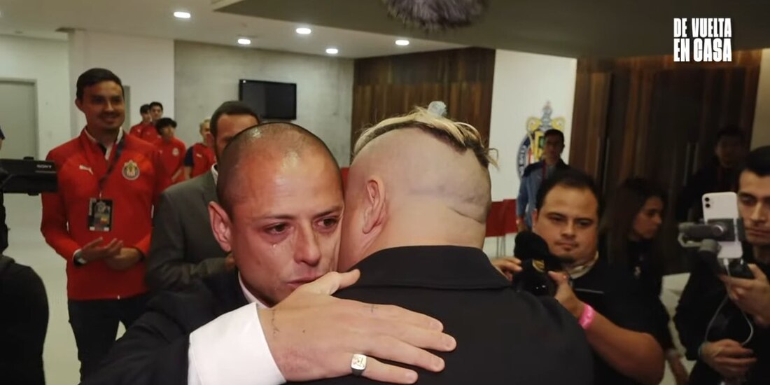 Chicharito llora en un emotivo abrazo con Ramón Morales, Bofo Bautista y Carlos Salcido