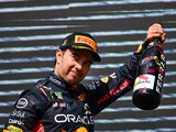 Checo Pérez celebra en el podio del GP de Bélgica de F1 en 2023.