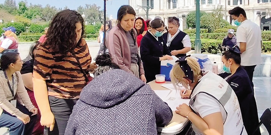 Capitalinos y visitantes se vacunan contra sarampión, ayer, en Bellas Artes.