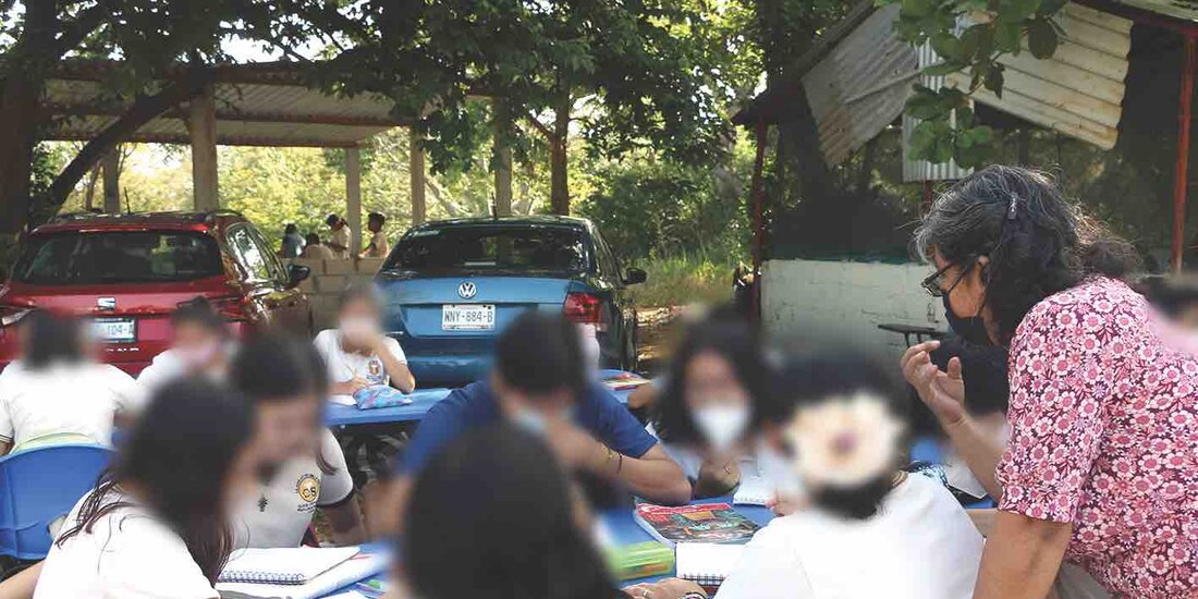 Alumnos de la telesecundaria Jesús Antonio Sibilla, ayer.