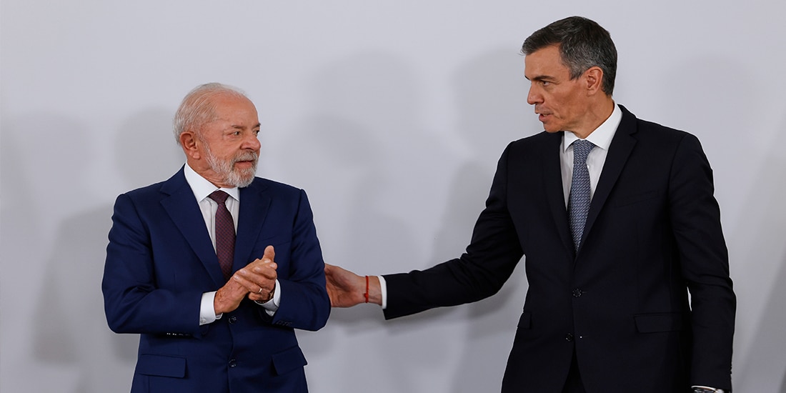 El presidente del Gobierno español, Pedro Sánchez (a la derecha), saluda al presidente de Brasil, Luiz Inácio Lula da Silva, durante una cumbre entre España y Brasil celebrada en Barcelona, España, el viernes 17 de abril de 2026.