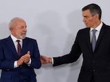 El presidente del Gobierno español, Pedro Sánchez (a la derecha), saluda al presidente de Brasil, Luiz Inácio Lula da Silva, durante una cumbre entre España y Brasil celebrada en Barcelona, España, el viernes 17 de abril de 2026.