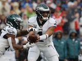 El quarterback de los Philadelphia Eagles Jalen Hurts le entrega el balón al corredor Kenneth Gainwell en el encuentro ante los New England Patriots