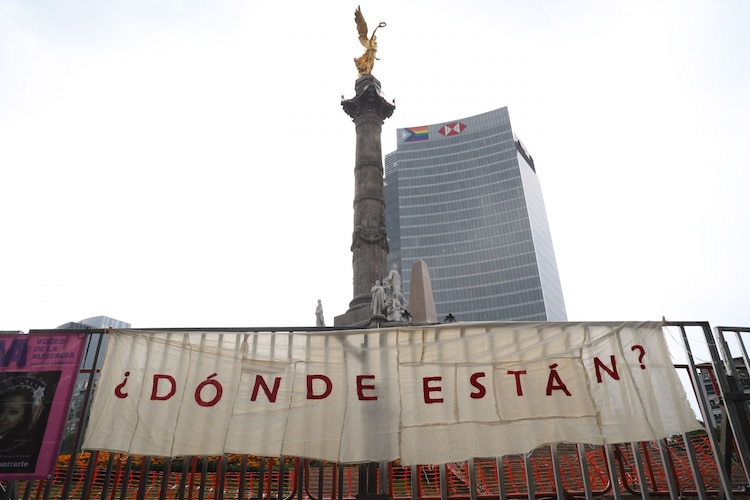 Madres buscadoras protestando a un costado del Ángel de la Independencia