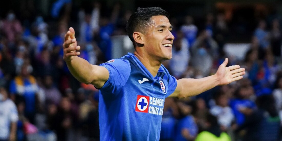 Uriel Antuna durante un partido con el Cruz Azul en la Liga MX.