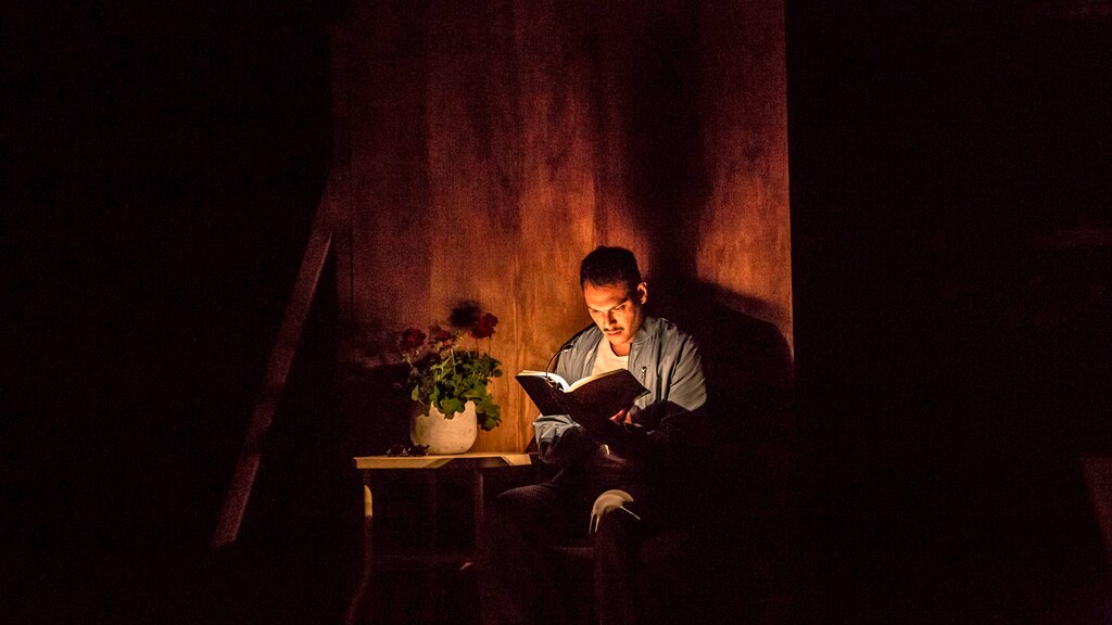 Flores negras del destino nos apartan