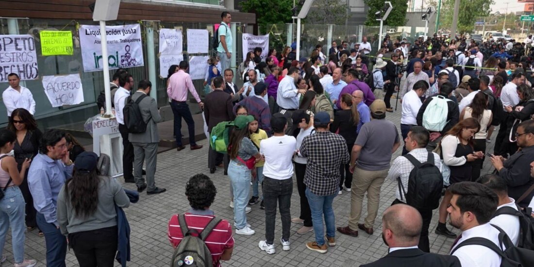 Trabajadores del Inai tomaron el edificio de la dependencia, ayer.