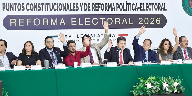 Votación en comisiones unidas de la Cámara de Diputados, ayer.