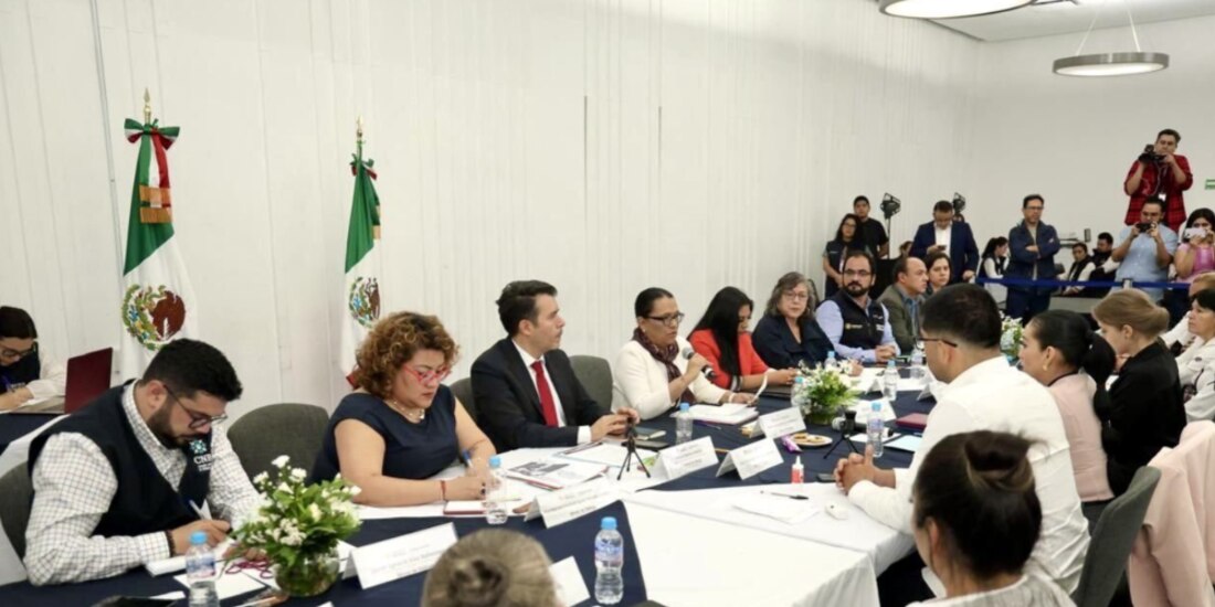 La titular de Gobernación, Rosa Icela Rodríguez (4.a de izq. a der.), ayer, en reunión con Guerreros Buscadores de Jalisco.