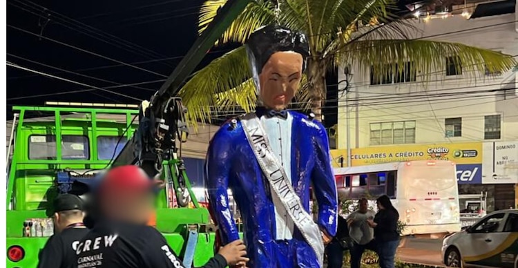 Figura de Nawat Itsaragrisil durante la Quema del Mal Humor del Carnaval Internacional de Mazatlán