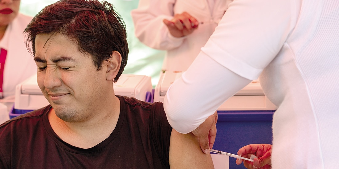 Un hombre se vacuna contra sarampión, ayer, en Chapultepec.