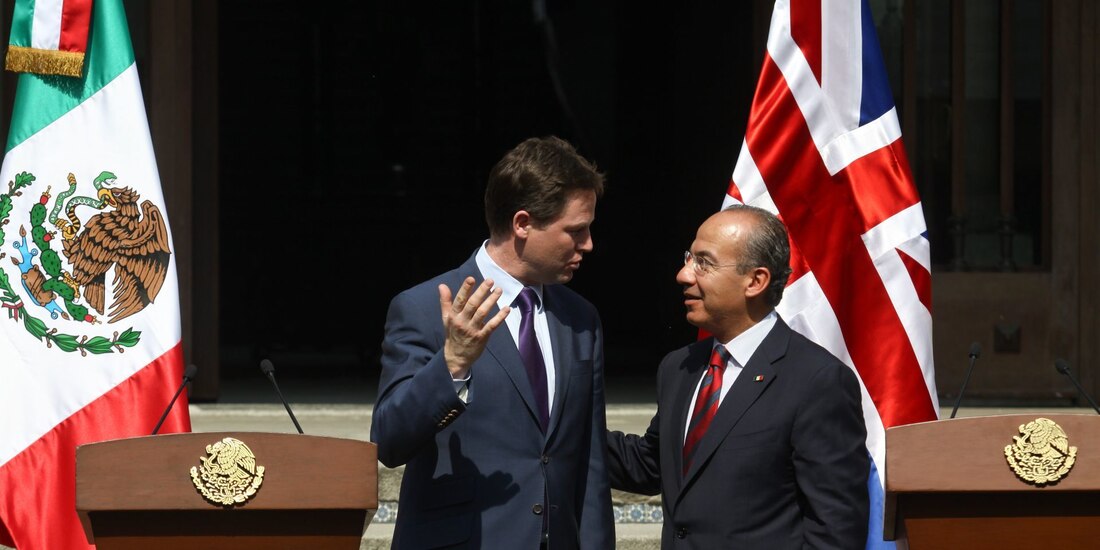 Nicholas Clegg, viceprimer ministro del Reino Unido de la Gran Bretaña e Irlanda del Norte, el presidente Felipe Calderón al termino de un mensaje a los medios de comunicación en marzo de 2011.