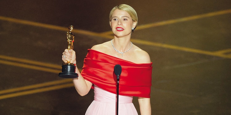 Jessie Buckley al recibir su premio en la ceremonia.