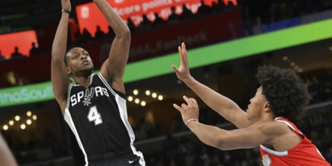 El jugador de los Spurs dispara frente al de los Grizzlies de Memphis en 2025.