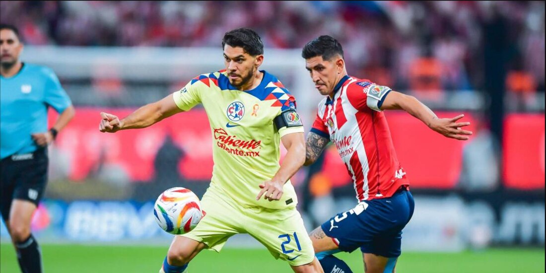 América y Chivas miden fuerzas en el Estadio Ciudad de los Deportes.