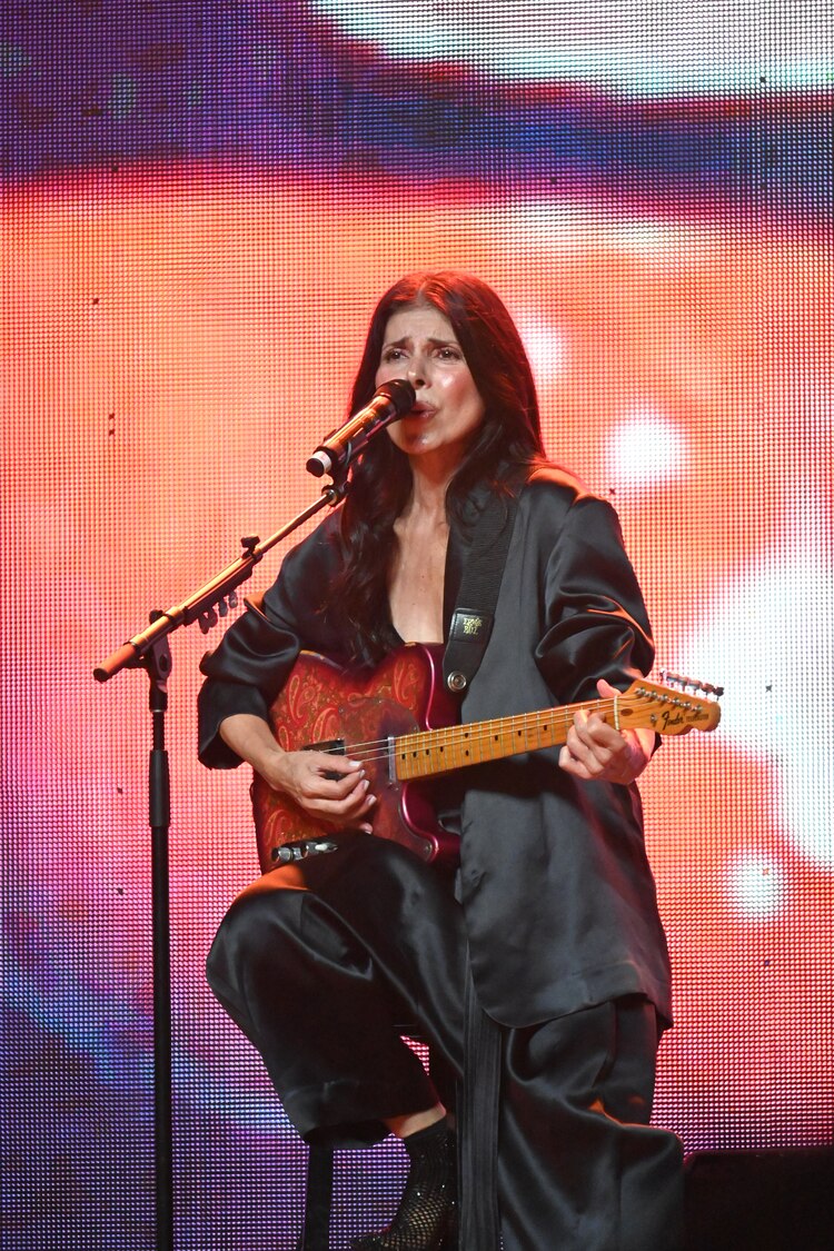 Ely Guerra deleitó con versiones acústicas.