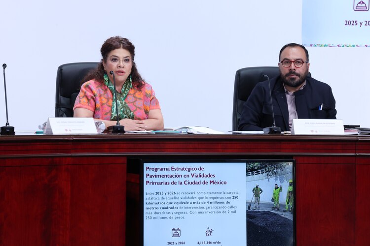 La mandataria capitalina, Clara Brugada, explica los tres ejes del plan integral de mantenimiento de la carpeta asfáltica.