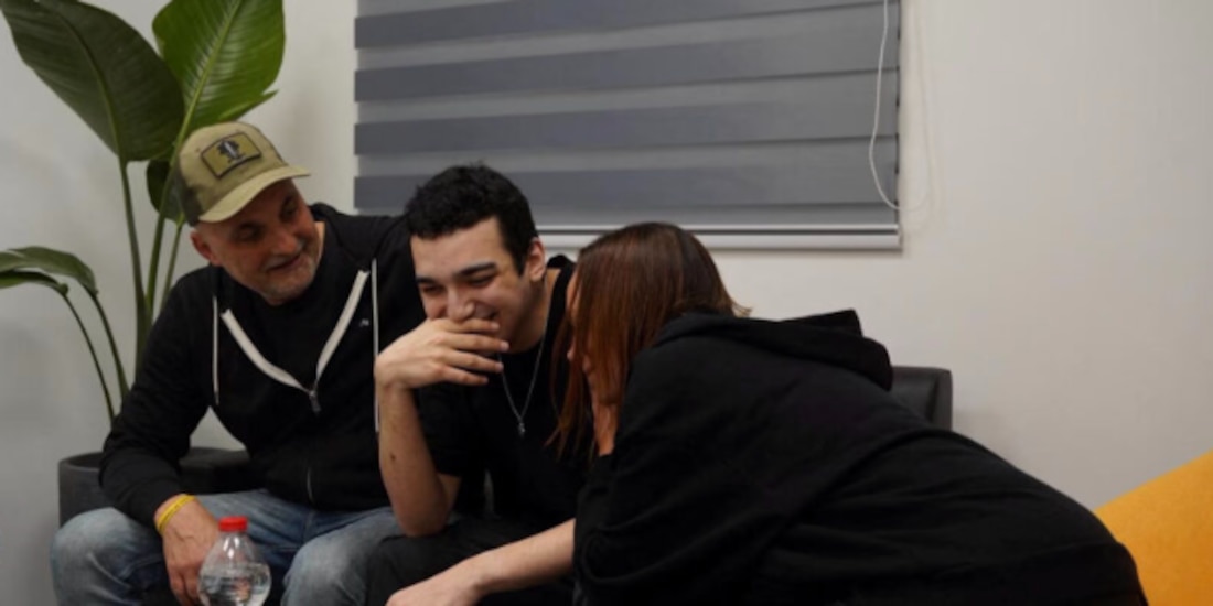 Edan Alexander, quien fue liberado del cautiverio por Hamas, se reúne con sus padres en Reim, en el sur de Israel, antes de volar a Tel Aviv, ayer.