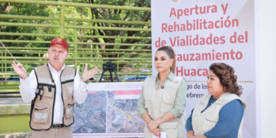 La gobernadora de Guerrero, Evelyn Salgado (c.), ayer, en recorrido.