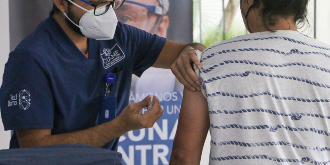 Pobladores de Quintana Roo participan en una prueba experimental en torno a la vacuna de COVID-19.