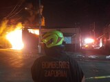 El fuerte incendio consumió la recicladora en Zapopan, Jalisco.