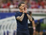 Fernando Gago, nuevo estratega del Necaxa, da indicaciones en un juego en su etapa como entrenador de Chivas.