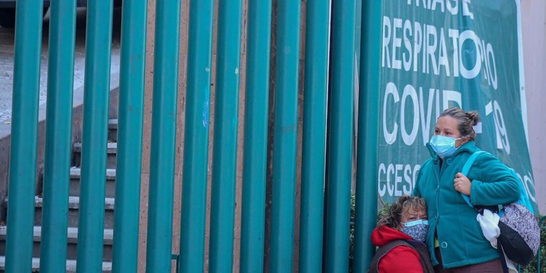 Mujeres esperan noticias de su familiar infectado, ayer, en el hospital Siglo XXI.