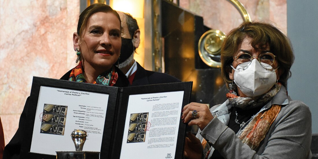 Beatriz Gutiérrez Müller, (izq.) ayer, durante el tributo al poeta.