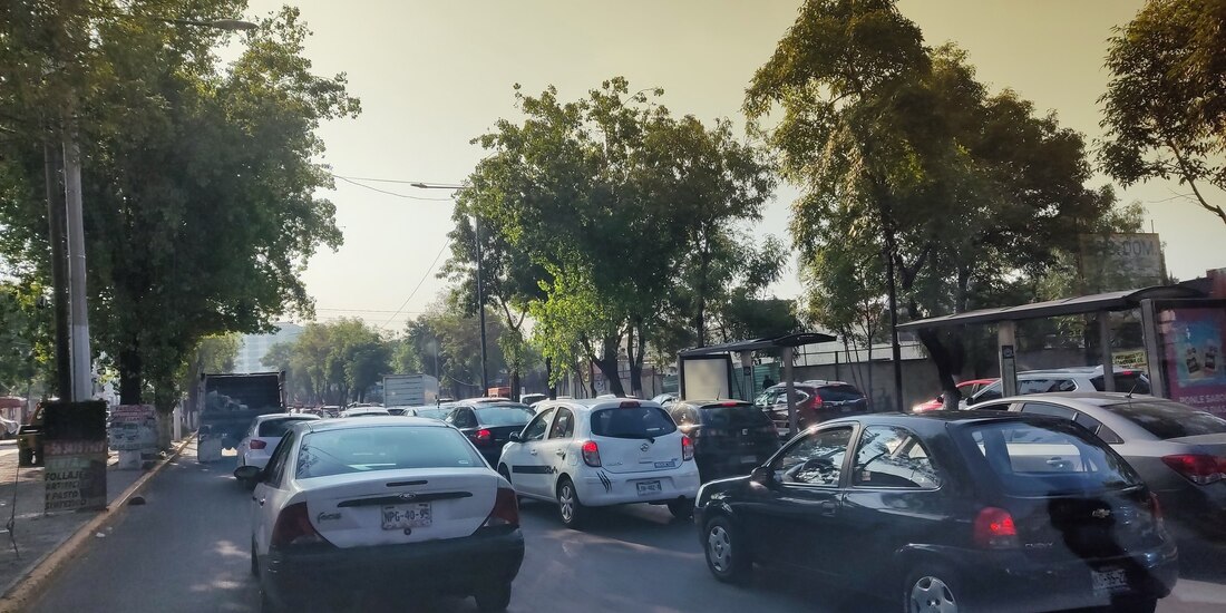 Desde las seis de la mañana, un grupo de taxista bloquea la avenida frente al Centro de Justicia de la Fiscalía Regional de Tlalnepantla para exigir la liberación de sus compañeros detenidos en la madrugada de este miércoles.