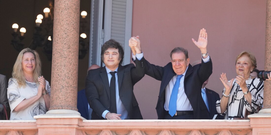 El presidente de Argentina Javier Milei (izq.) recibió al líder opositor venezolano Edmundo González (der.).